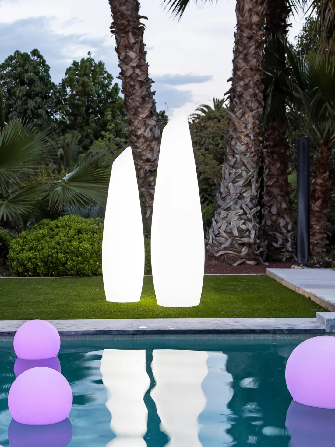 Lámpara de suelo solar LED para exterior regulable Buly, con cambio de color y mando a distancia