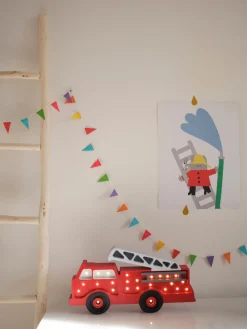 Lámpara infantil LED artesanal regulable Fire Truck, con función de temporizador y mando a distancia