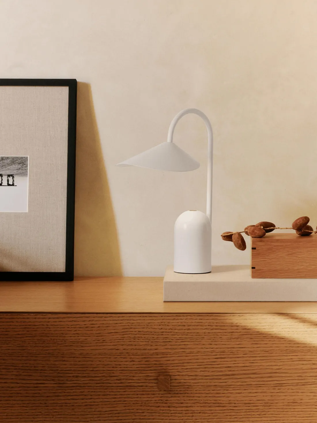 Lámpara LED de mesa pequeña regulable Arum, portátil