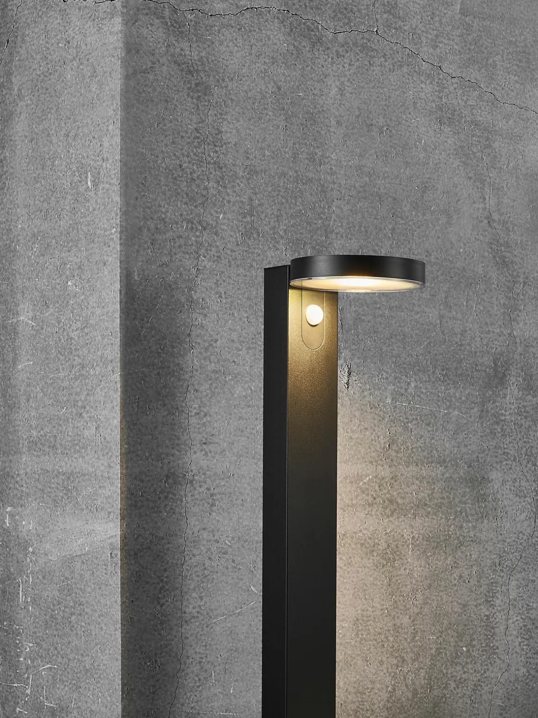 Lámpara solar de suelo Rica, con sensor de movimiento