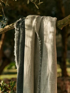 Manta de lino artesanal con flecos Pila