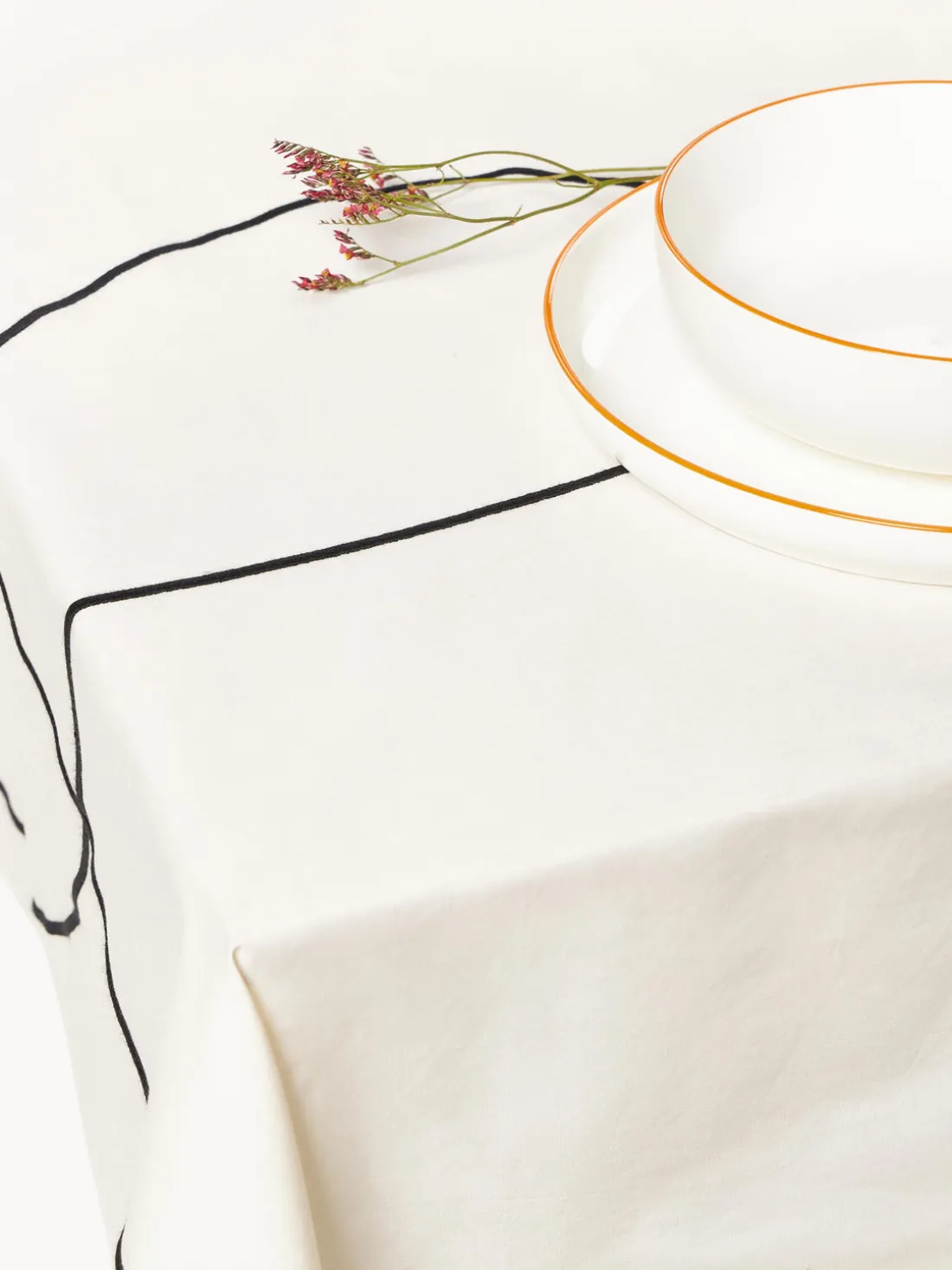 Mantel con bordado abstracto Sue