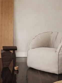 Mesa auxiliar artesanal de madera de mango Silva