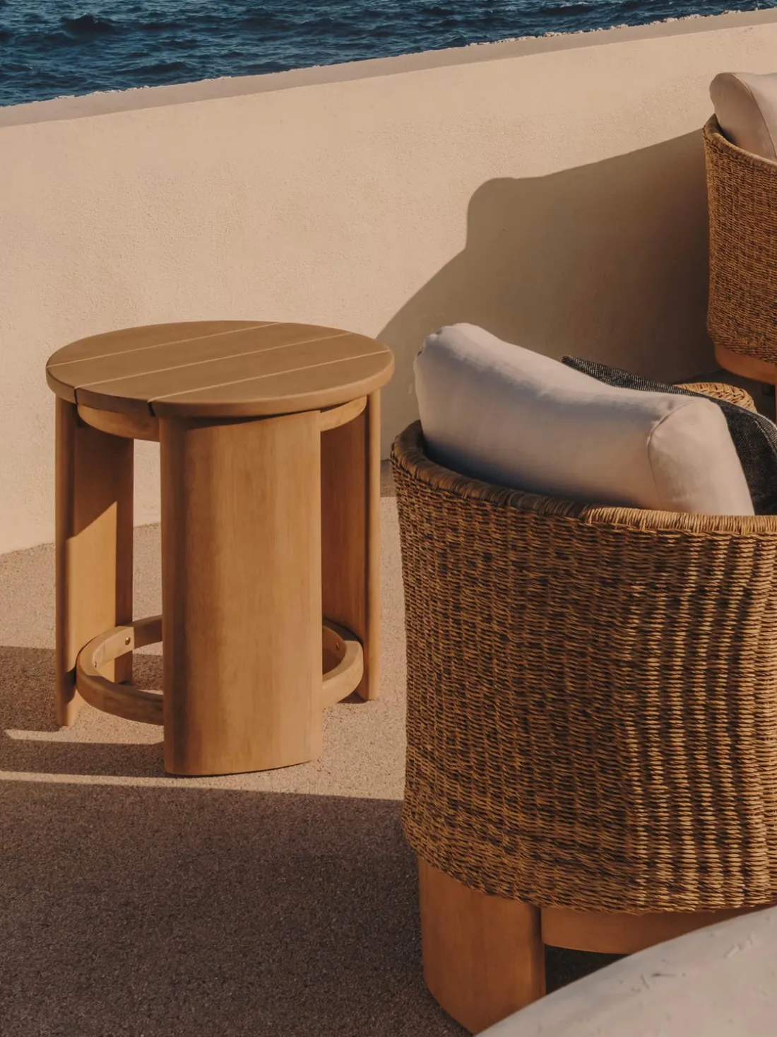 Mesa auxiliar de jardín redonda de madera de eucalipto Xoriguer