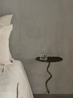 Mesa auxiliar de pared de latón Curvature