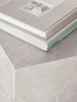 Mesa auxiliar en look travertino Lesley