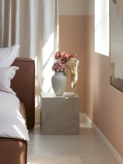 Mesa auxiliar en look travertino Lesley