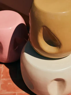 Mesa auxiliar redonda artesanal de cerámica Currents