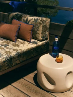 Mesa auxiliar redonda artesanal de cerámica Currents