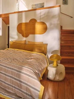 Mesa auxiliar redonda artesanal de cerámica Currents