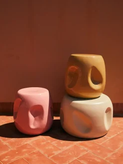 Mesa auxiliar redonda artesanal de cerámica Currents