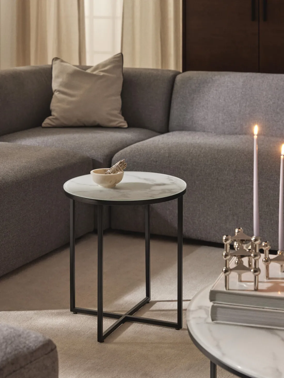 Mesa auxiliar redonda con tablero de vidrio en look mármol Antigua