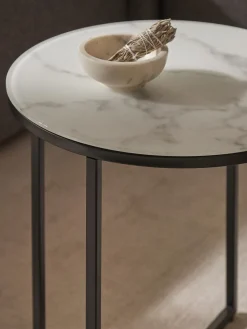 Mesa auxiliar redonda con tablero de vidrio en look mármol Antigua