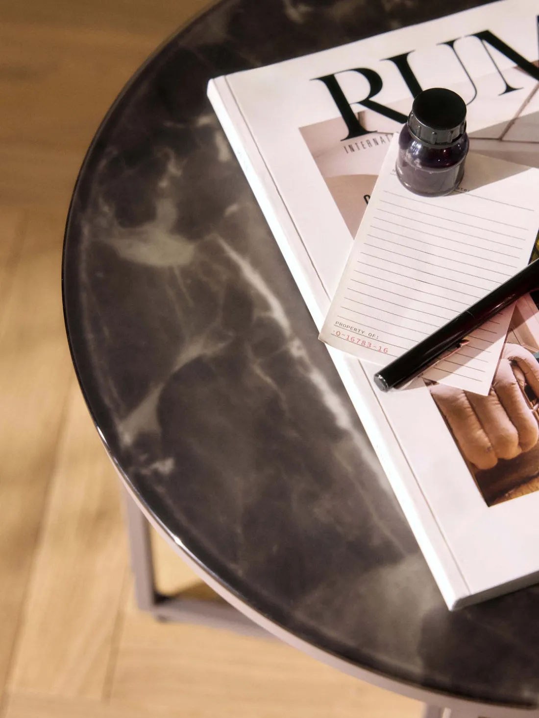 Mesa auxiliar redonda con tablero de vidrio efecto mármol Antigua