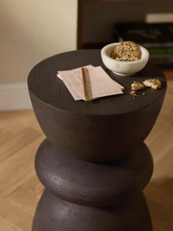 Mesa auxiliar redonda de madera de mango Benno