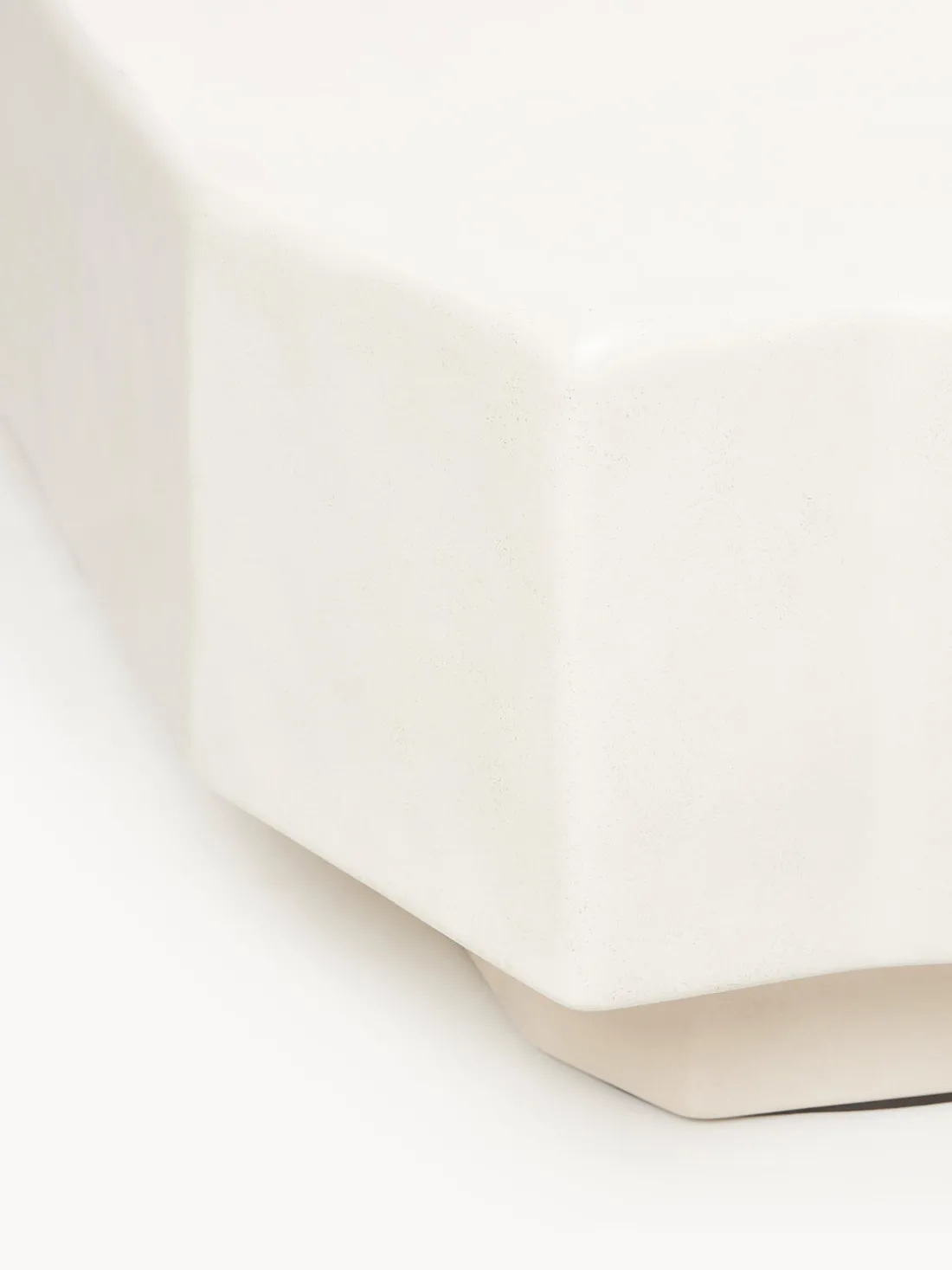 Mesa de centro de hormigón en forma orgánica Staffa