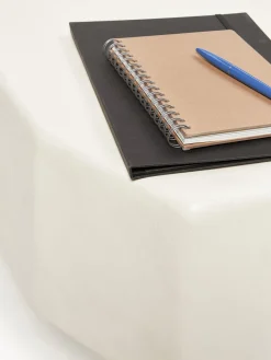 Mesa de centro de hormigón en forma orgánica Staffa