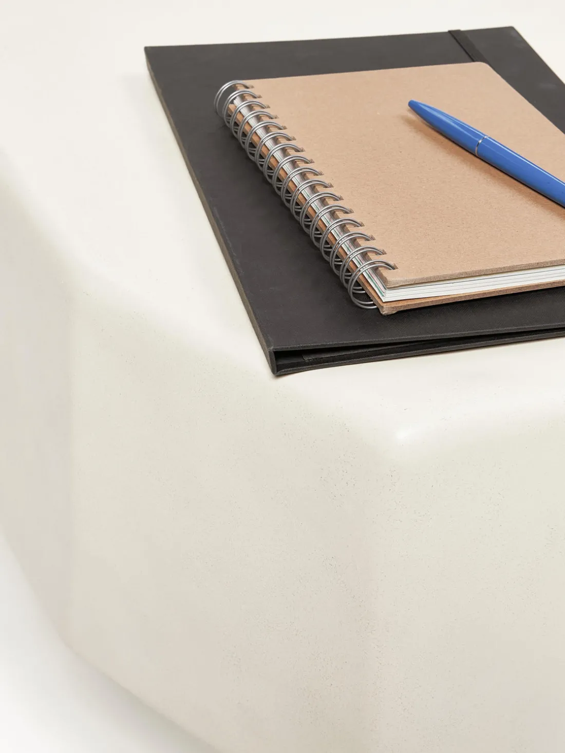 Mesa de centro de hormigón en forma orgánica Staffa