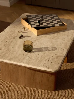 Mesa de centro de madera de roble con tablero de travertino Chandler