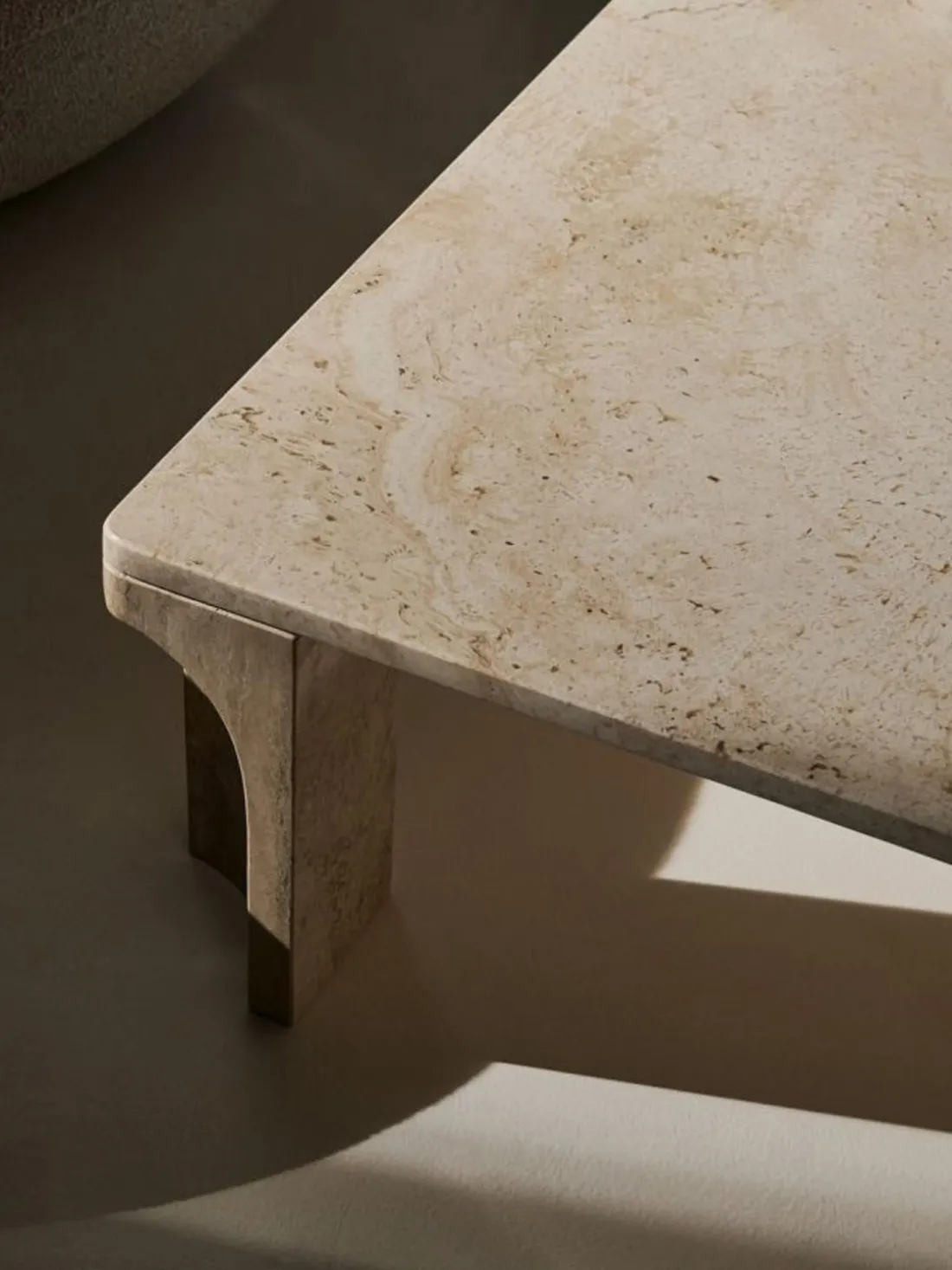 Mesa de centro de travertino Doric, 140 cm