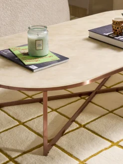 Mesa de centro ovalada con tablero de vidrio en look mármol Antigua