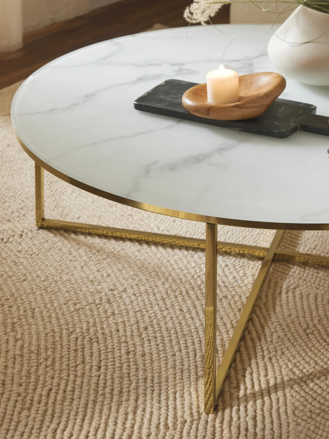 Mesa de centro redonda grande con tablero de vidrio en look mármol Antigua