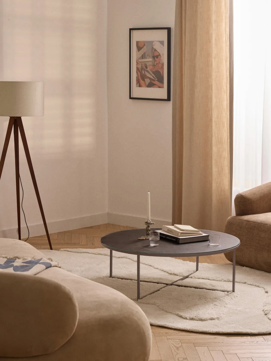 Mesa de centro redonda grande Antigua, tablero de vidrio en aspecto mármol