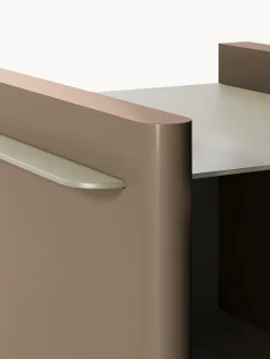 Mesilla de noche con elementos de metal Rami