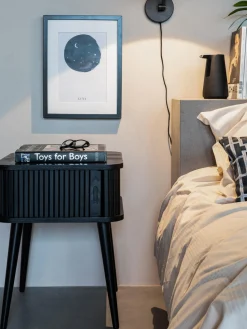 Mesita de noche de madera Barbier, puerta corredera