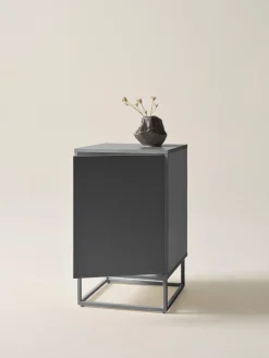 Mesita de noche de madera Lyckeby