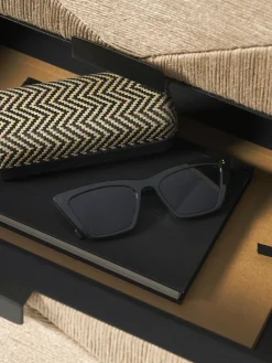 Mesita de noche de madera de mango June, con cajones