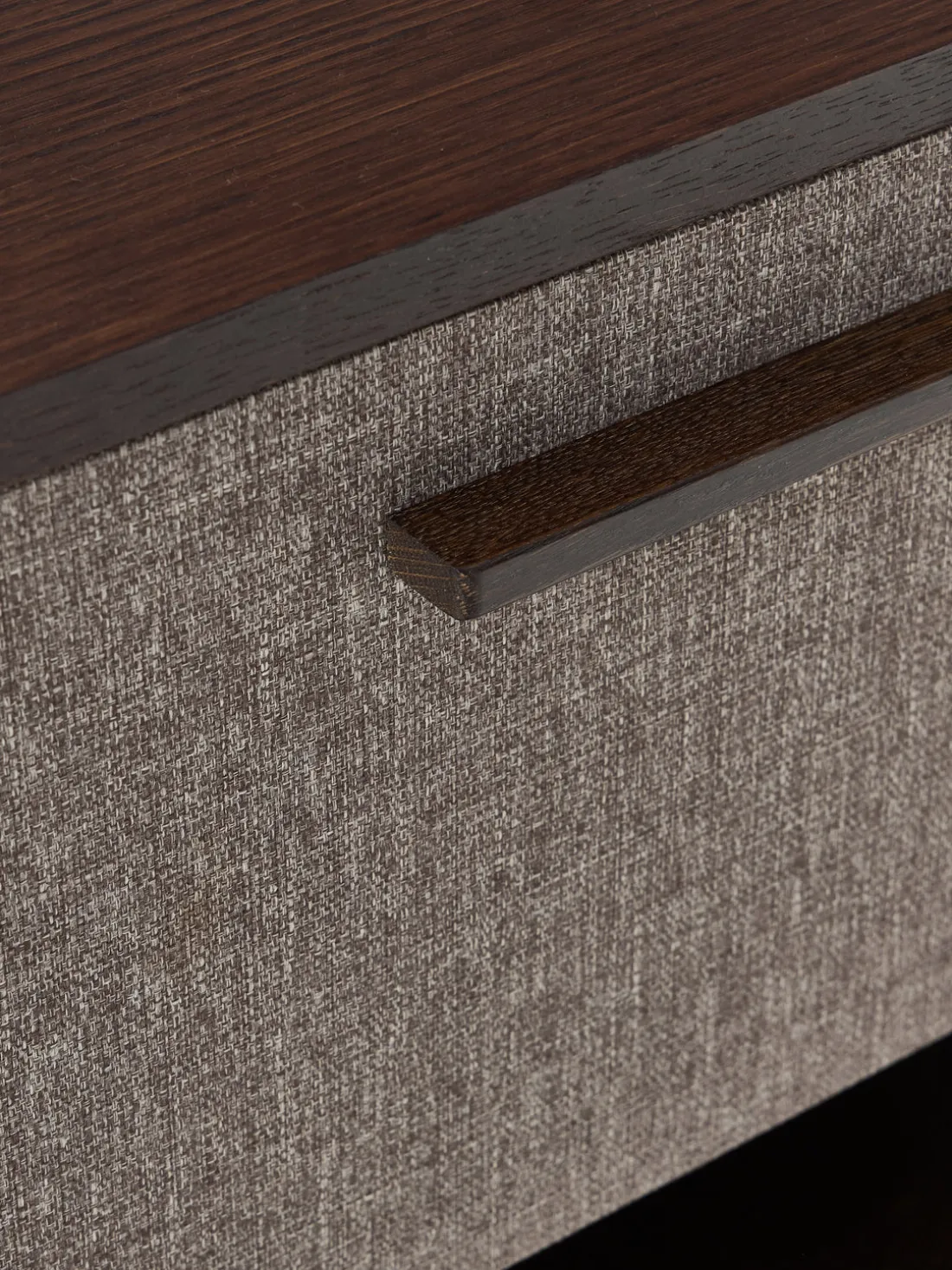 Mesita de noche de madera con frente tapizado Wisp