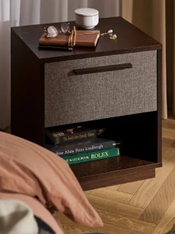 Mesita de noche de madera con frente tapizado Wisp