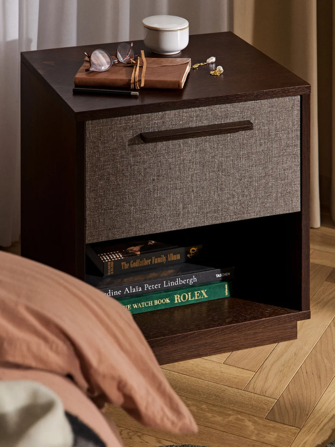 Mesita de noche de madera con frente tapizado Wisp