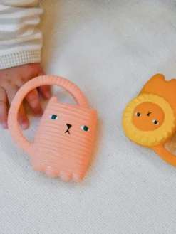 Mordedor artesanal para bebé Oli&Carol x Donna Wilson