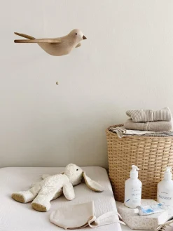 Móvil artesanal de madera de roble Koko