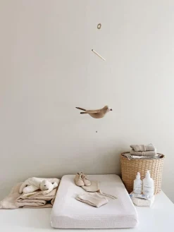 Móvil artesanal de madera de roble Koko