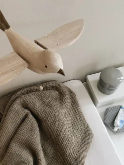 Móvil artesanal de madera de roble Koko