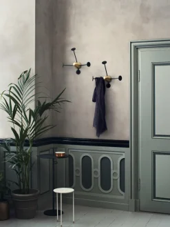 Perchero de pared de metal Matégot