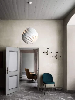 Perchero de pared de metal Matégot