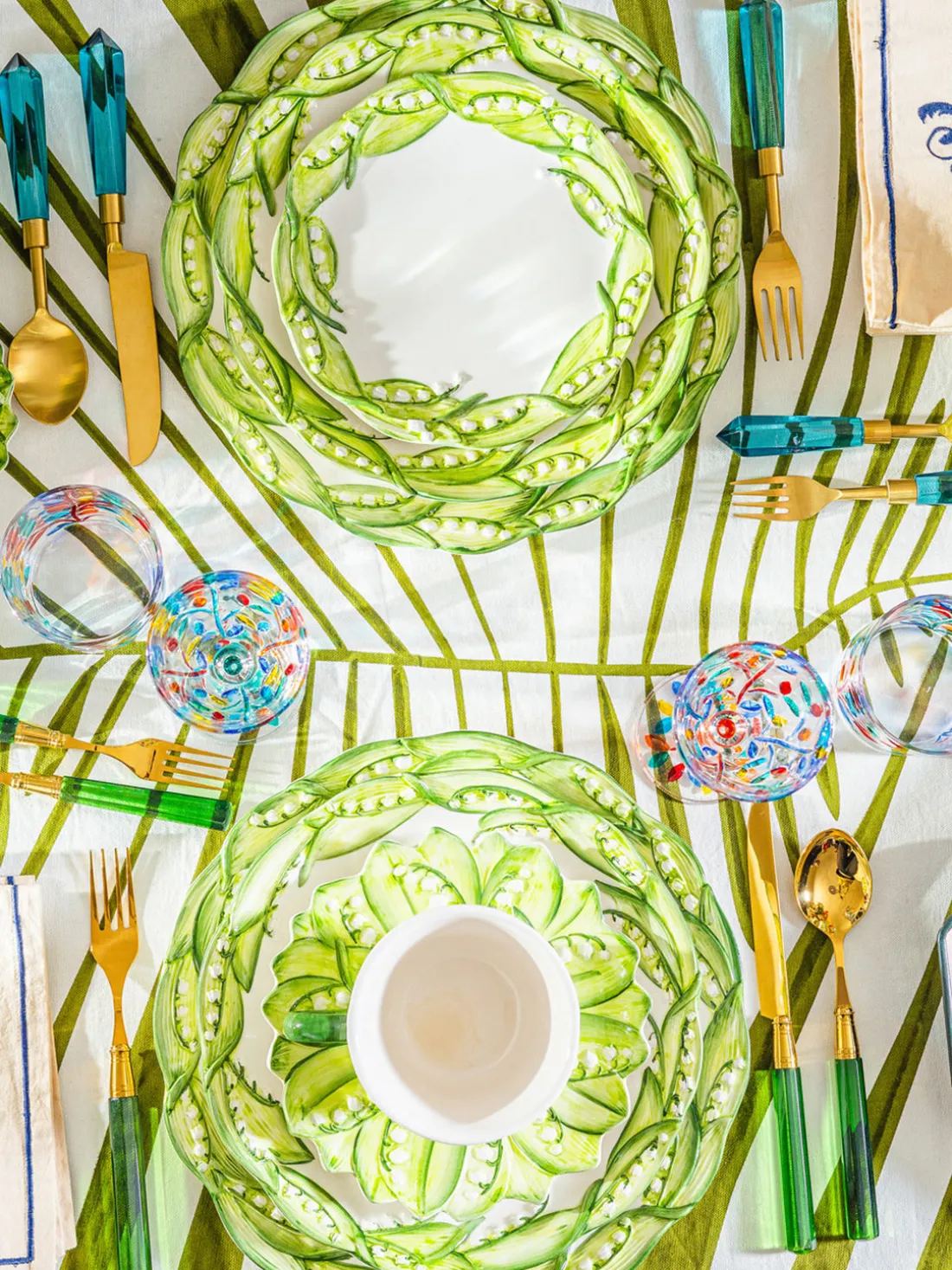 Plato llano pintado a mano Lily of the Valley