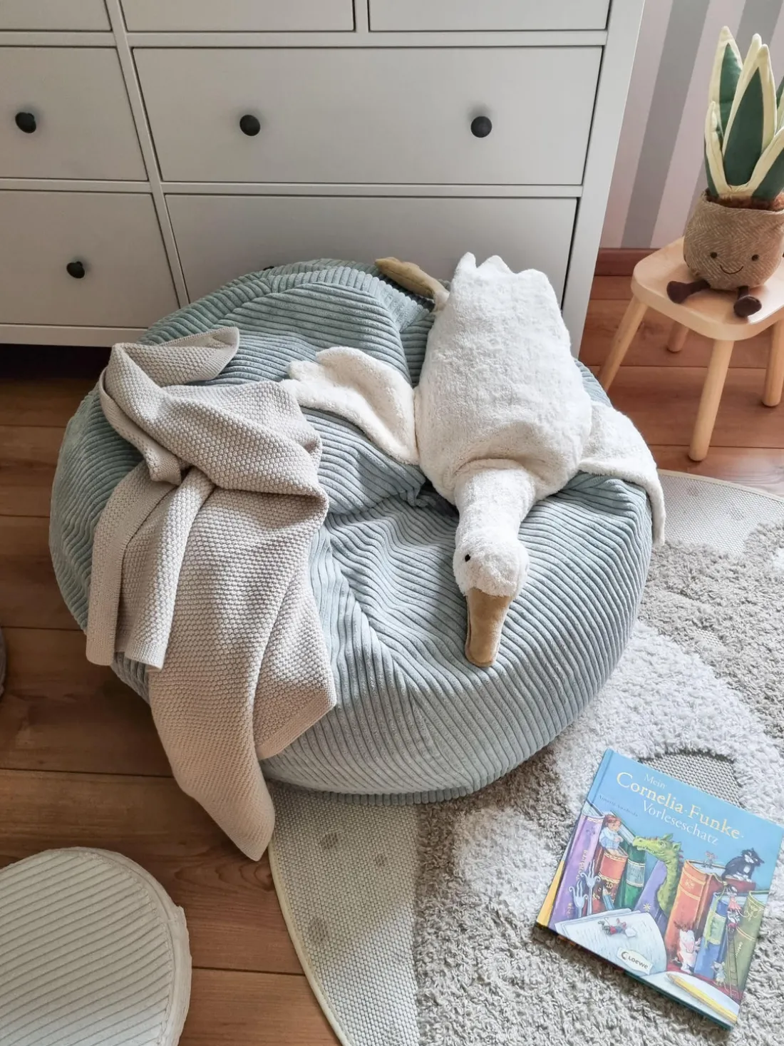 Puf infantil artesanal de pana Flora