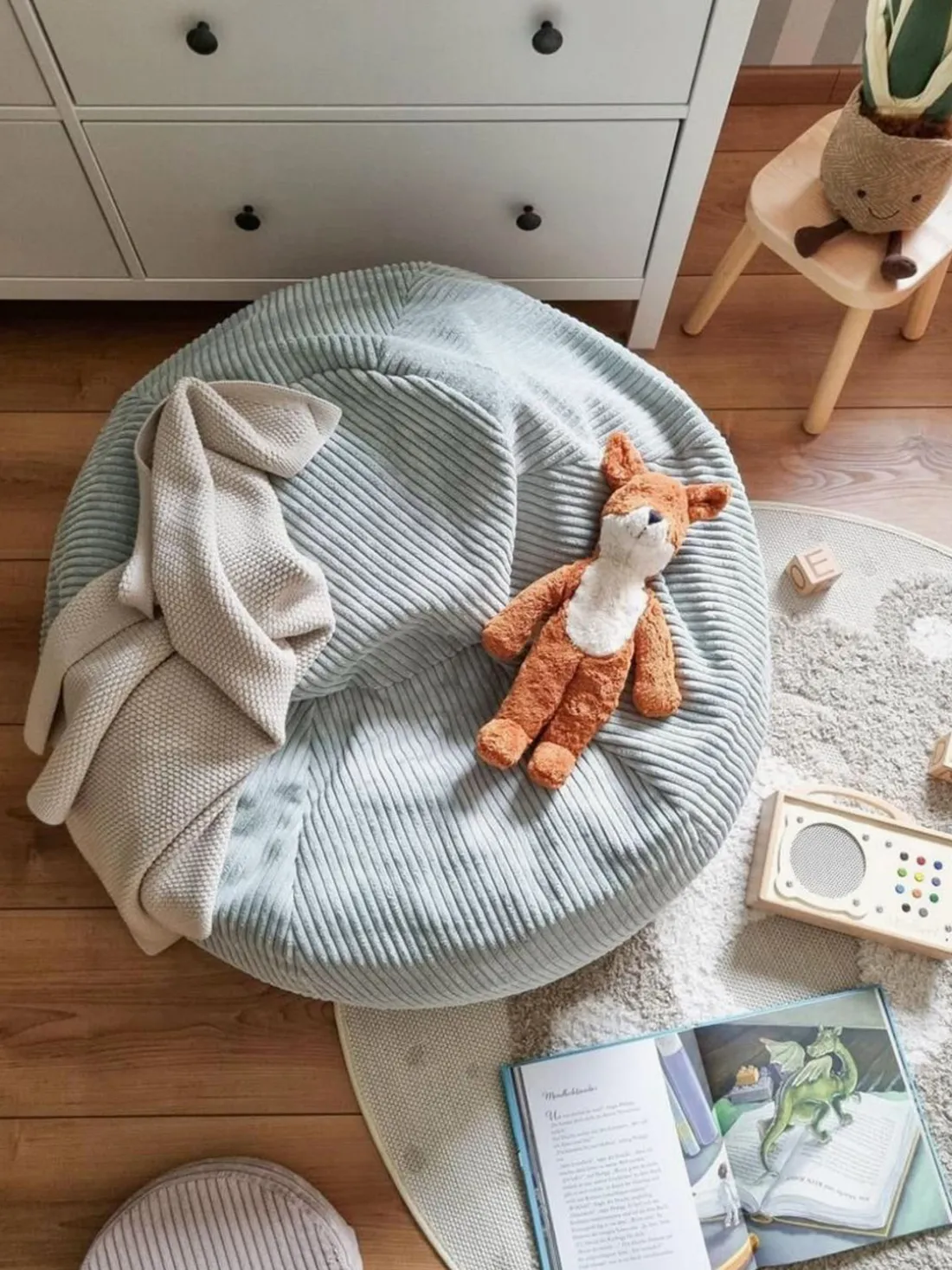 Puf infantil artesanal de pana Flora