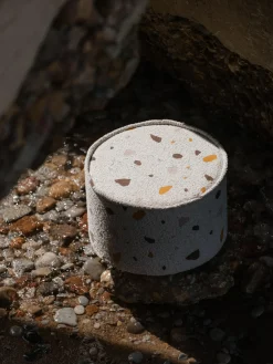 Puf infantil artesanal en tejido bouclé Sugar, Ø 40 cm