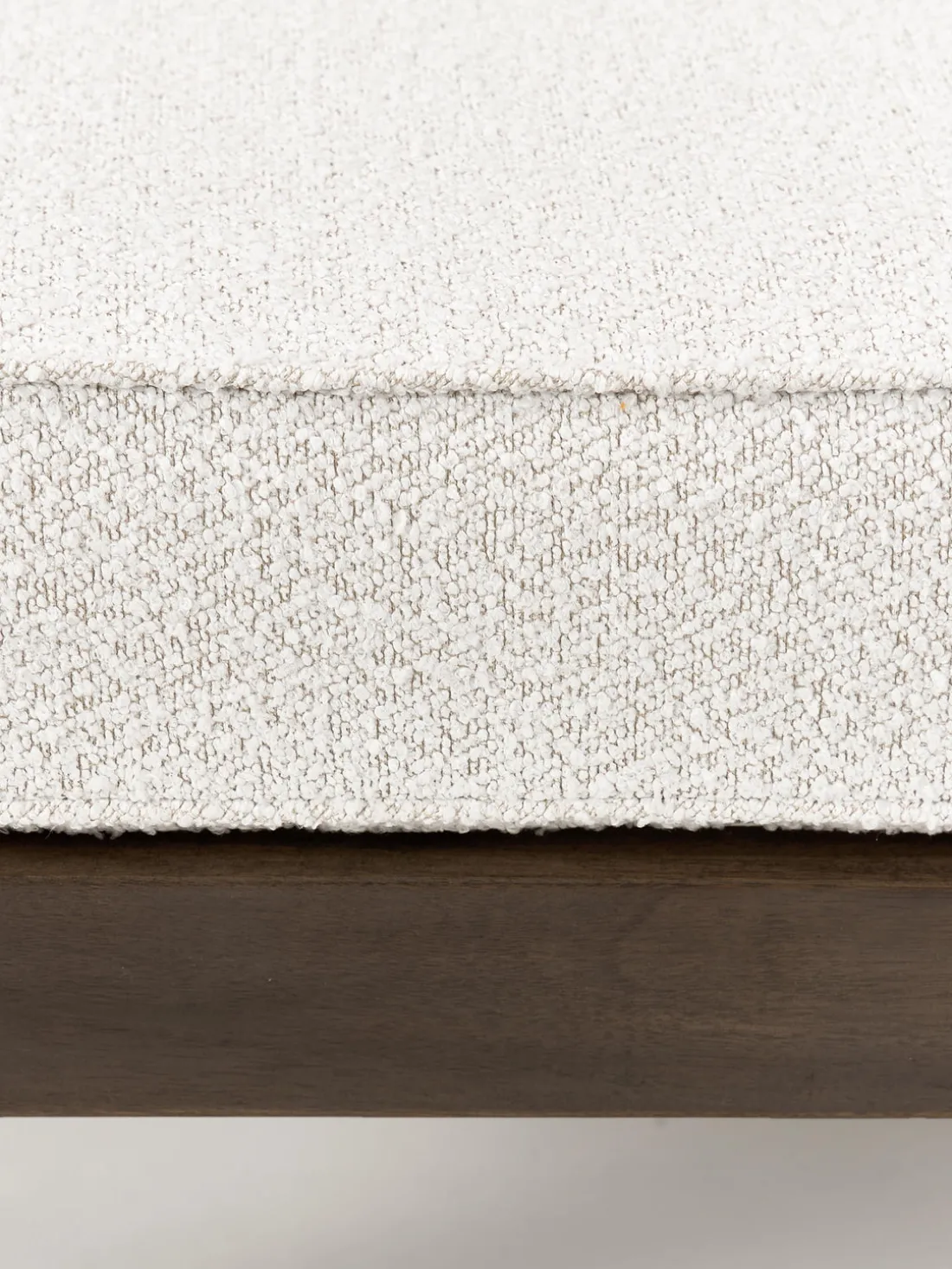 Puf reposapiés de jardín en tejido bouclé de madera de acacia Bo