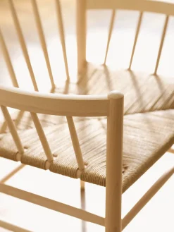 Silla con reposabrazos de roble J81