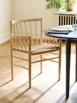 Silla con reposabrazos de roble J81