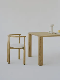 Silla con reposabrazos de madera de roble Bukowski