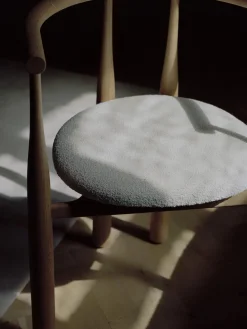 Silla con reposabrazos de madera de roble Bukowski