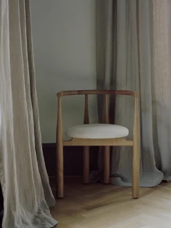 Silla con reposabrazos de madera de roble Bukowski